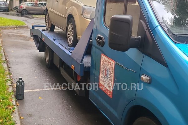 Эвакуатор перевозит легковой автомобиль