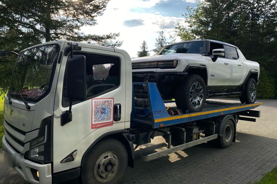 GMC Hummer EV на платформе эвакуатора