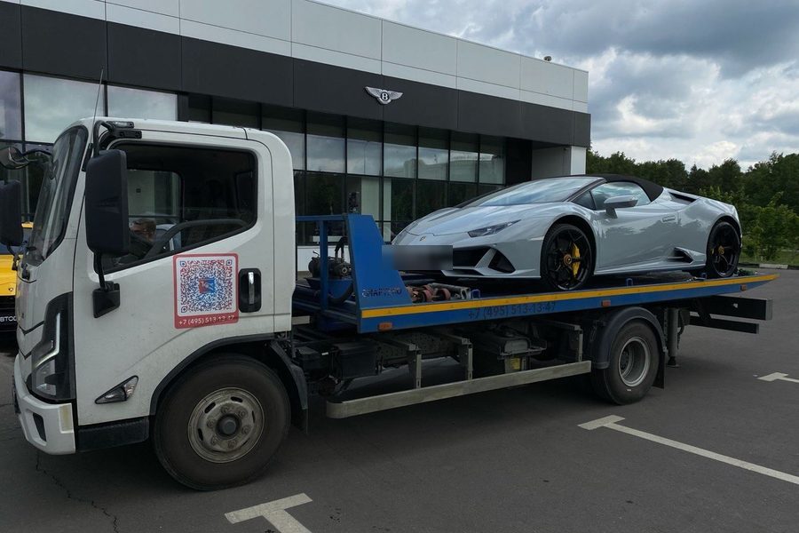 Lamborghini Huracan на платформе эвакуатора у автосалона
