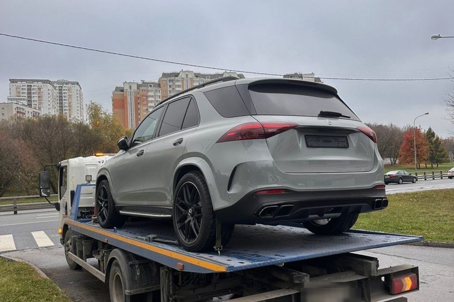Mercedes-Benz GLE на платформе эвакуатора в Москве