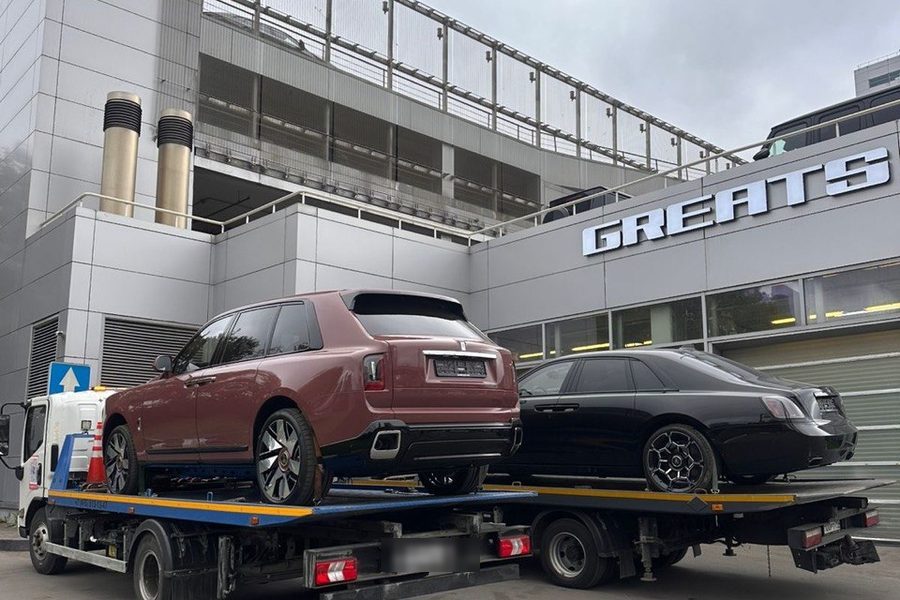 Два эвакуатора с Rolls-Royce Cullinan и Ghost у автосалона